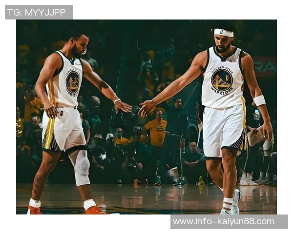 库里穿安踏克莱11代圣诞配色致敬兄弟情深水花重聚